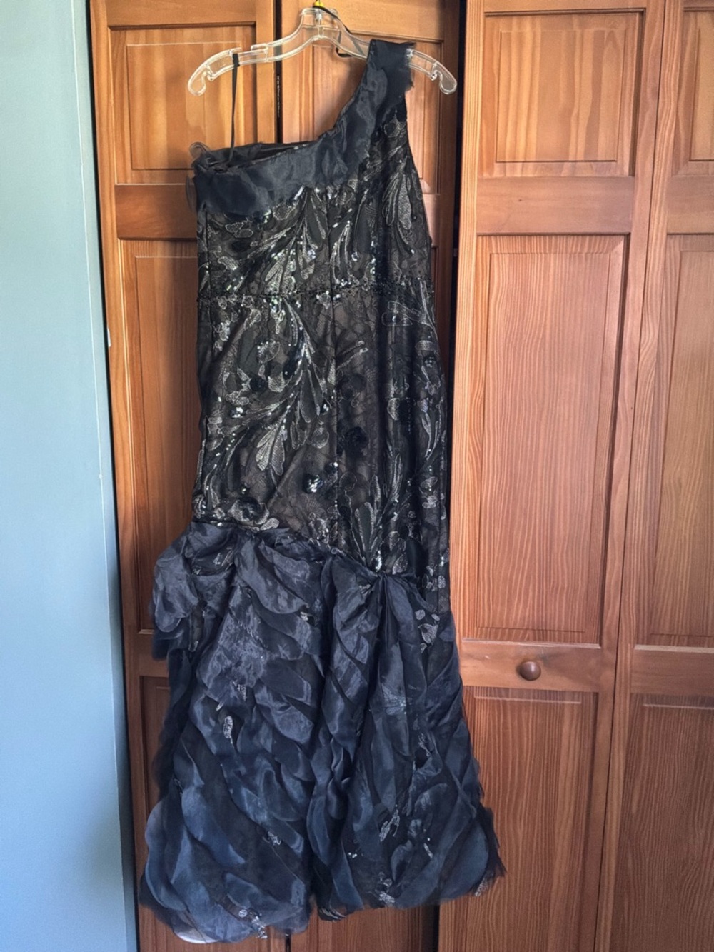 Black One-Shoulder Evening Dress with Ruffled Skirt